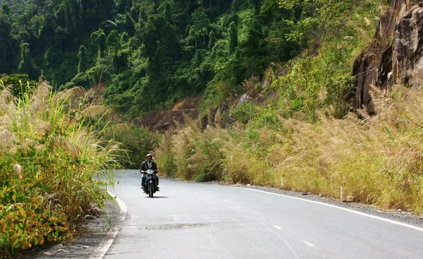 Mensen rijden motorfiets op op bergpas — Stockfoto