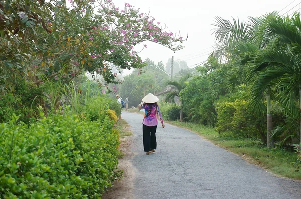 Pessoas que caminham na estrada rural — Fotografia de Stock