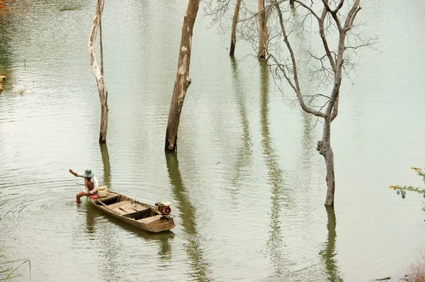 Peixe-rede-pescador no lago — Fotografia de Stock