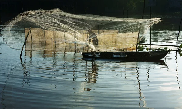 Pêcheur jeté un filet sur la rivière — Photo