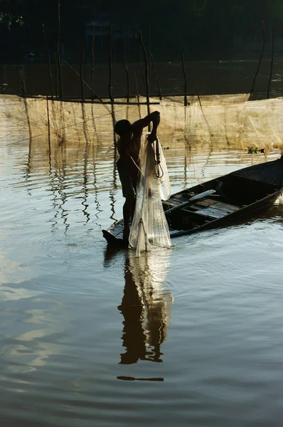 Fisherman cast a net on river — Stock Photo, Image