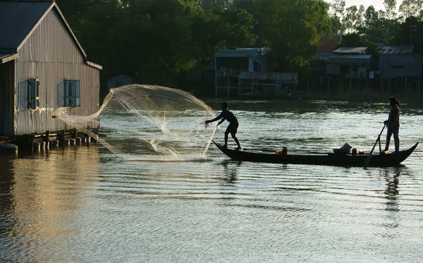 Pescatore gettato una rete sul fiume — Foto Stock