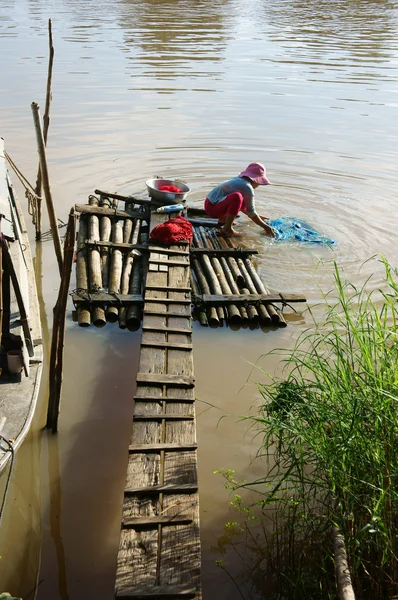Gente lavando ropa en el río —  Fotos de Stock
