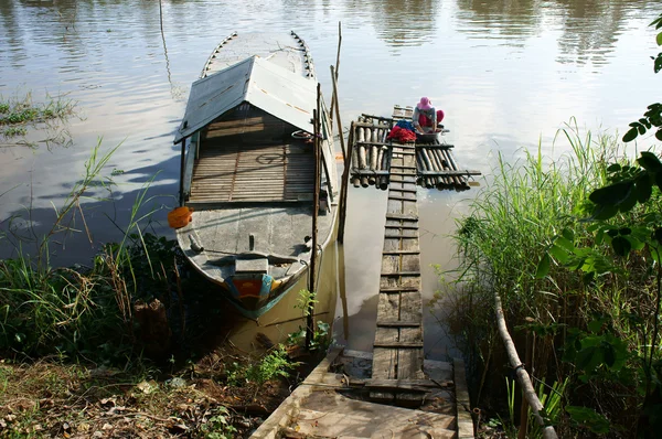 Menschen waschen Kleidung am Fluss — Stockfoto