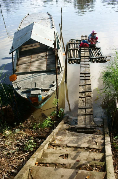 Les gens lavent les vêtements sur la rivière — Photo