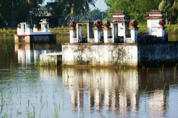 Tumba antigua reflexionar sobre las aguas superficiales —  Fotos de Stock