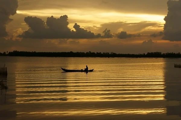 Personas con bote de remos en el río al amanecer — Foto de Stock
