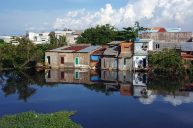 Cityscape yansıtan su