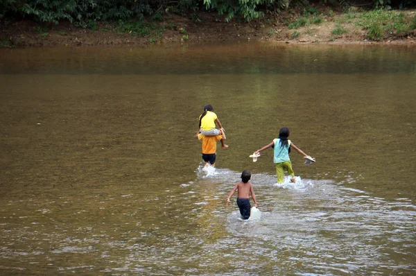 Дети пересекают реку — стоковое фото