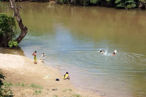 Çocuk nehirde yıkanmak — Stok fotoğraf