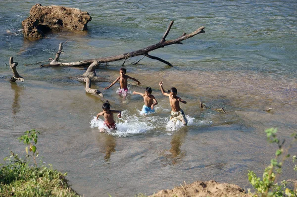 子供たちは、川で水浴び — ストック写真