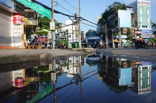 Cityscape refletir sobre a água — Fotografia de Stock