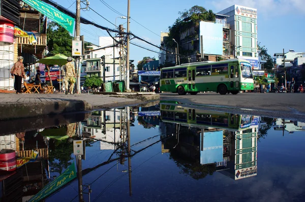 都市の景観を水に反映します。 — ストック写真