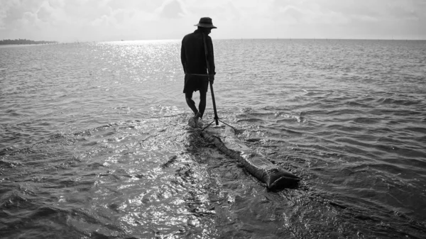 Fisherman working on beach — Stock Photo, Image