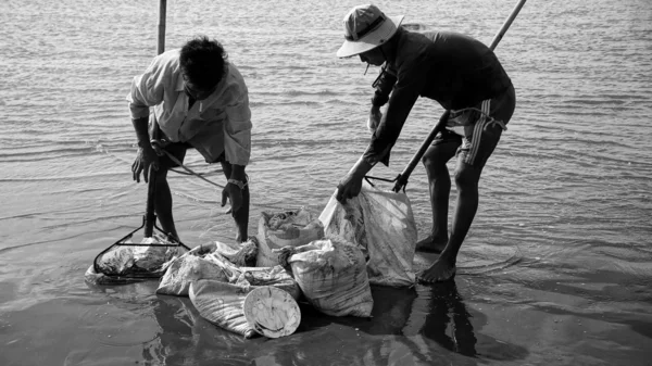 Fischer, der morgens am Strand arbeitet — Stockfoto