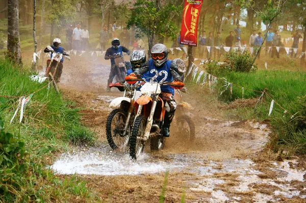 Racer en activité à la course de moto — Photo