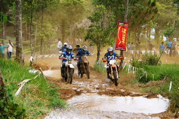 Racer in activiteit bij motorfiets race — Stockfoto