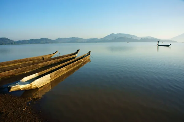 Canoa escavada no lago — Fotografia de Stock