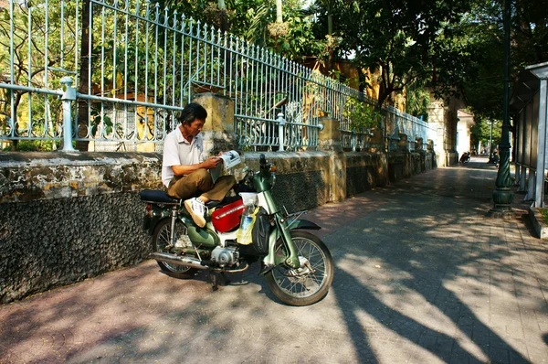 Motorbike taxi sitting on motorbike — Stock Photo, Image