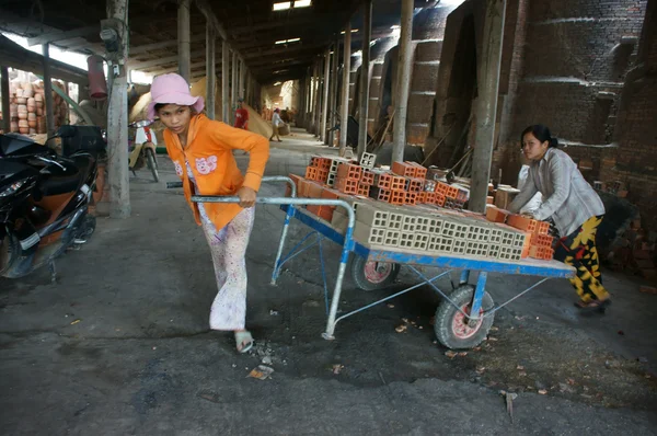 Worker working at brick factory — Stock Photo, Image