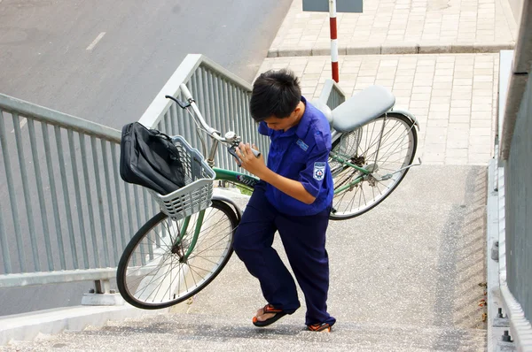 Fiatal fiú kerékpár szállítására, kézzel — Stock Fotó