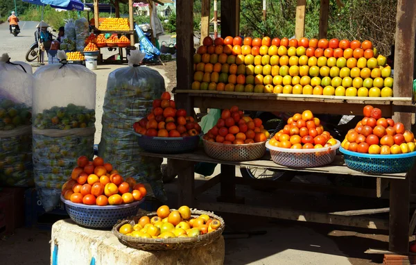 Caquis en frutería del mercado al aire libre — Foto de Stock