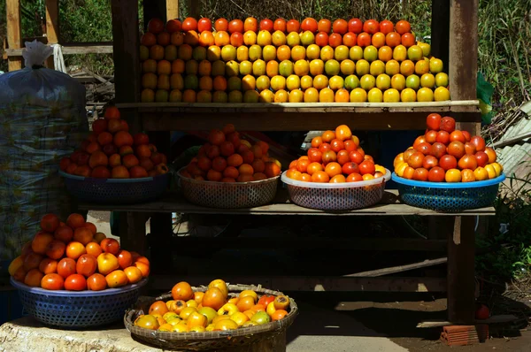 Kaki in fruit winkel van open lucht markt — Stockfoto