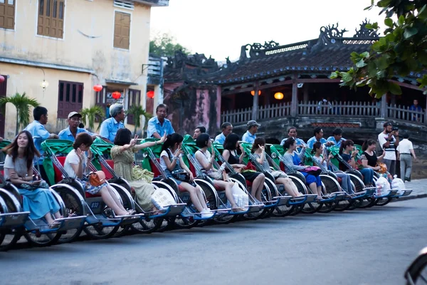 A row of pedicab with travellers — Stock Photo, Image