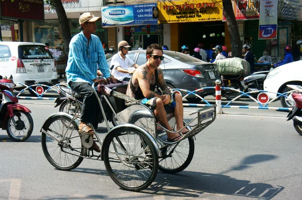 Traveler take a citytour by pedicab — Stock Photo, Image