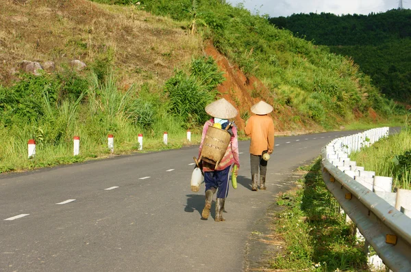 Les gens marchent sur la route pour rentrer à la maison — Photo