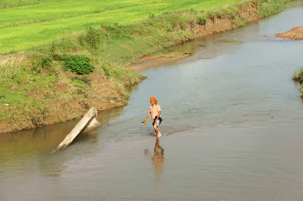 Les gens traversent un ruisseau — Photo