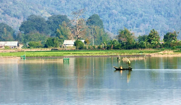 Hermoso paisaje del lago — Foto de Stock