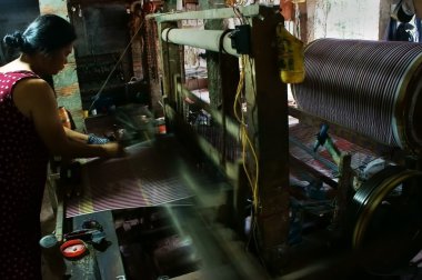 güç tezgah tarafından çizgili kumaş dokuma