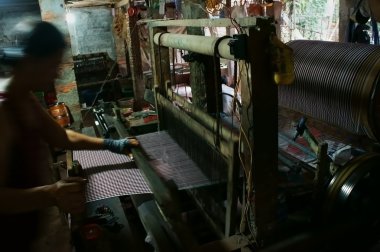 güç tezgah tarafından çizgili kumaş dokuma