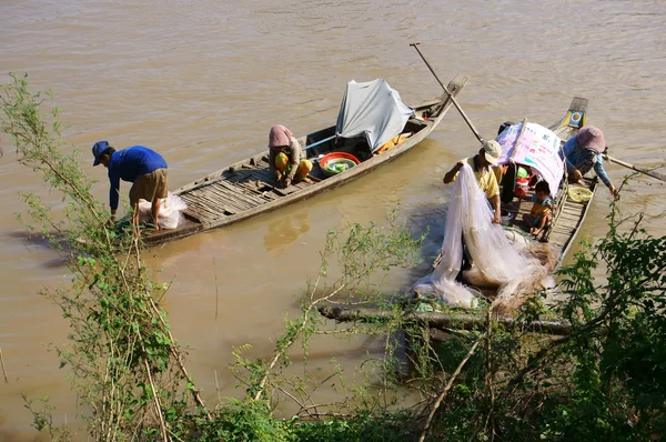Семьи рыбаков занимаются рыбалкой на реке — стоковое фото