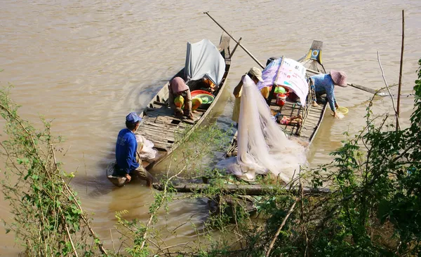 Familias de pescadores pescan en rive —  Fotos de Stock