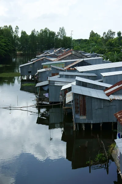 Quartier résidentiel sur rivière avec maisons en fer ondulé — Photo