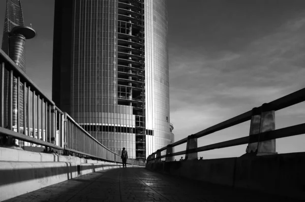Silhouette 's gente solitaria caminando en el camino a Highrise Buidl —  Fotos de Stock