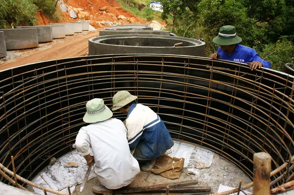 Trabajador de fundición de cemento alcantarilla para obras de carretera —  Fotos de Stock