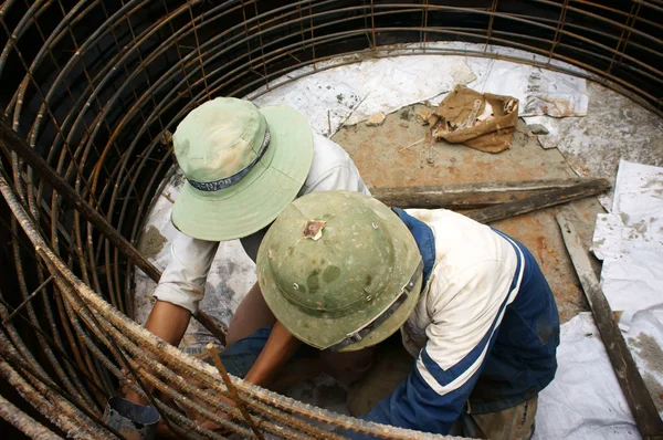 Workers casting cement culvert for road-works — Stock Photo, Image
