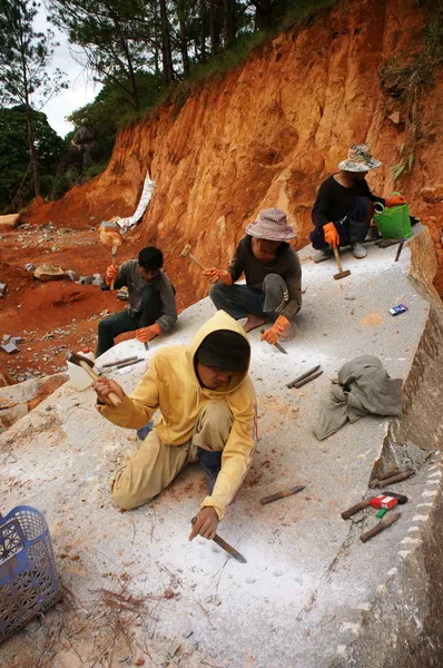 Pracowników wykroić duży kamień młotek i podziału — Zdjęcie stockowe