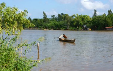 ahşap satır içine Nehri üzerinde tekne float yeşil ağaçlar tarafından
