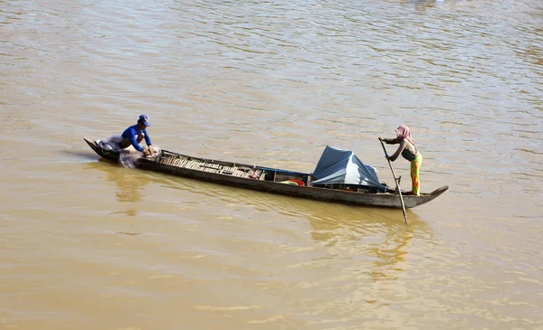 Pareja de pescadores trabajando en el río — Foto de Stock