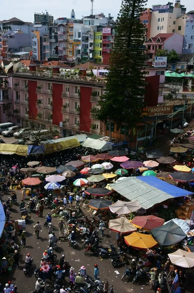 Толпа, оживленная сцена на рынке во Вьетнаме — стоковое фото