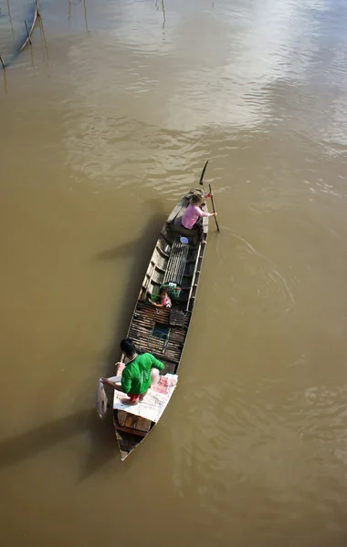 Семья рыбака, работающая на реке — стоковое фото