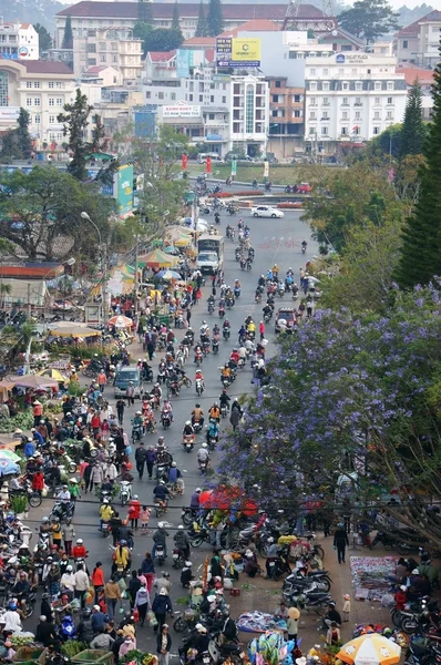 Crowded scene with crowd of people go to market — Stock Photo, Image