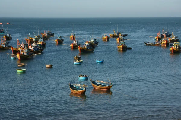 Pueblo pesquero con barco de madera y coráculo — Foto de Stock