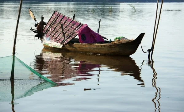 Lonely wooden rowboat on river — Stock Photo, Image