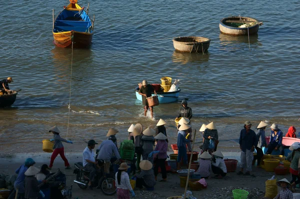 Människor köp och försäljning skaldjur på marknaden på baach — Stockfoto