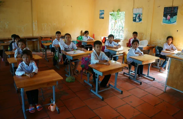 Primary pupil listening with concentration — Stock Photo, Image